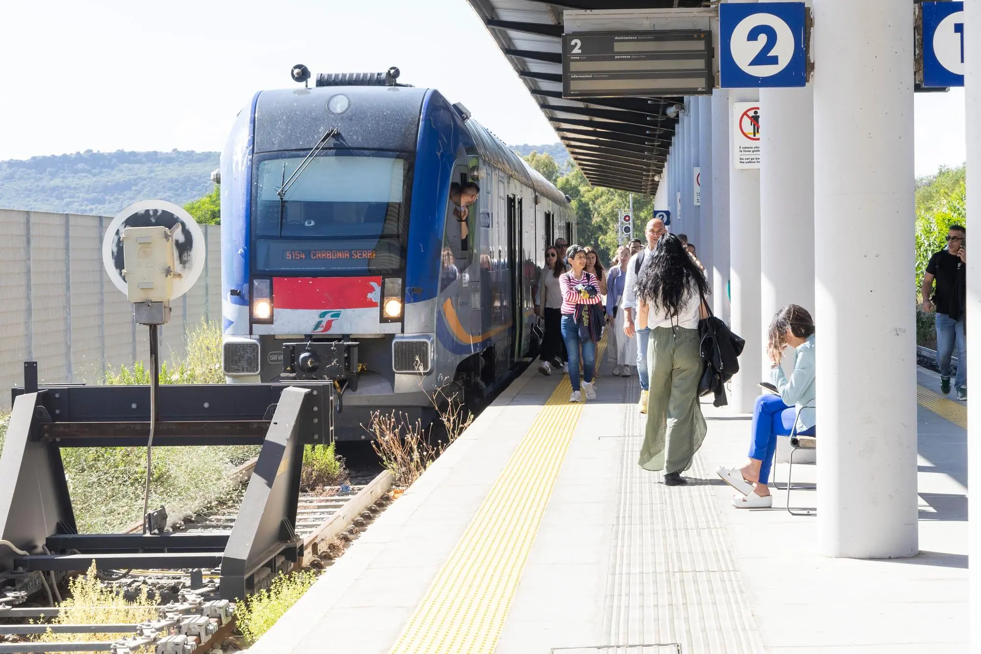 L'arrivo del treno da Cagliari alla stazione di Carbonia Serbariu (foto Fabio Murru)