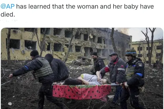Il tweet di Ap con la foto della donna mentre veniva evacuata