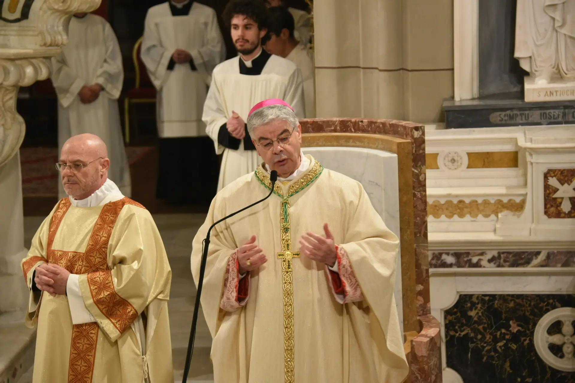 Il vescovo della arcidiocesi di Ozieri Corrado Melis (L'Unione Sarda)