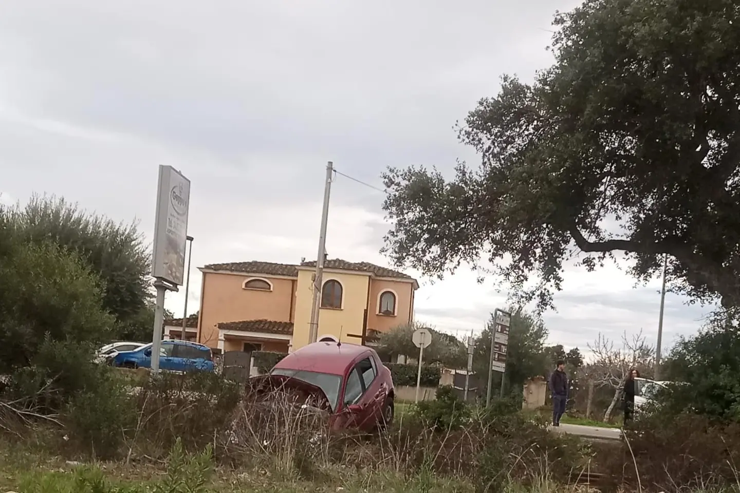 La Renault Clio finita sulla ferrovia (Secci)