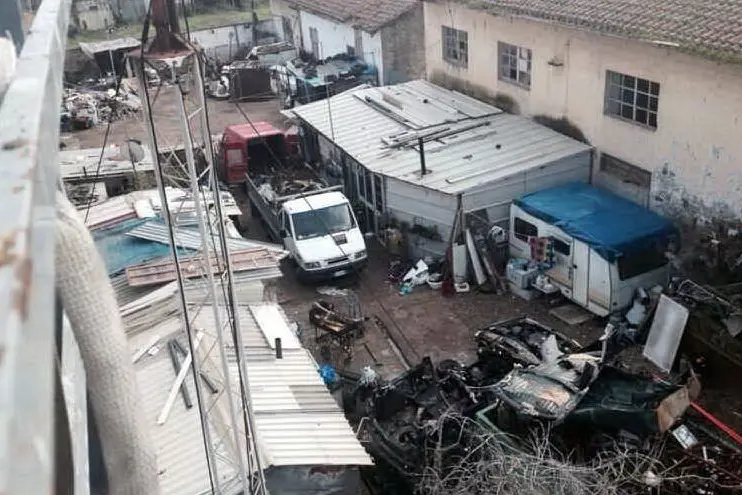 La discarica nel campo nomadi di Oristano - foto Chergia