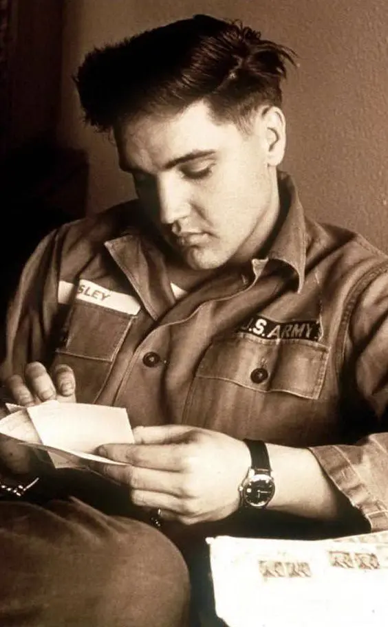 L'artista in pausa dalla musica durante il servizio militare (Ansa)