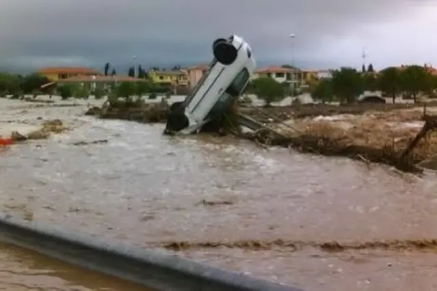 Auto trascinata dalla furia dell'acqua