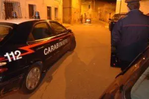 Carabinieri davanti a un'abitazione (Archivio)