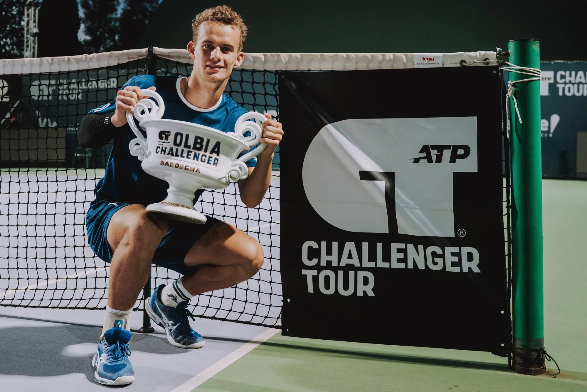 Luca Van Assche con il trofeo dell'Olbia Challenger (foto Yuri Serafini)