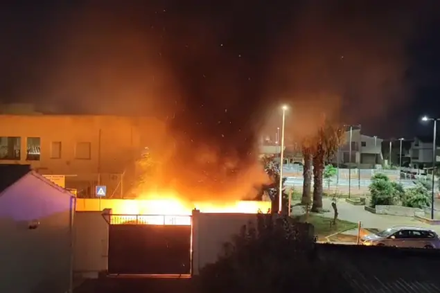 Un'immagine del rogo divampato a Selargius (foto da frame video)