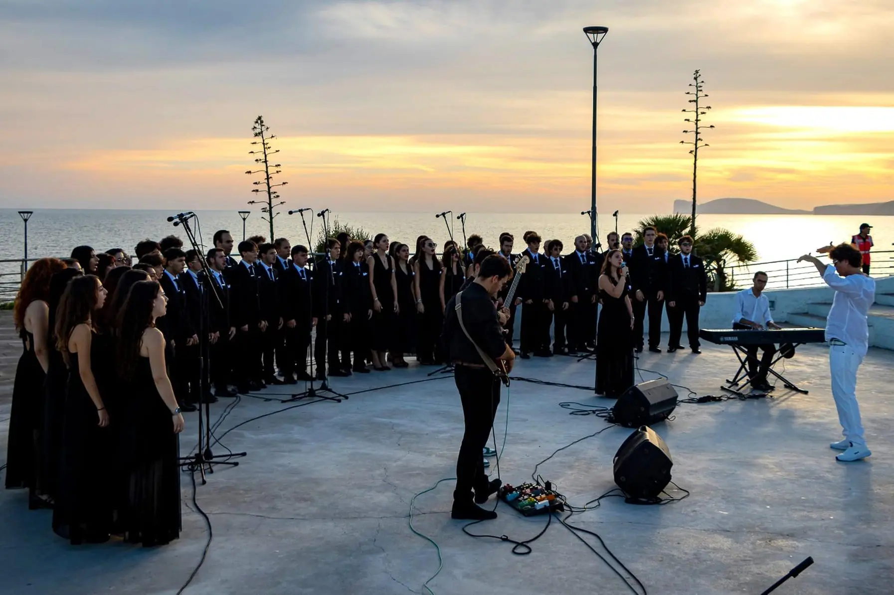Un momento dell'esecuzione di "Mediterranea" di Giuni Russo ad Alghero