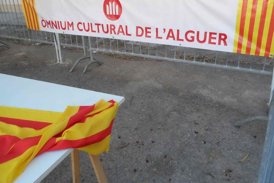 Alghero, fiori al monumento per Unitat de la Llengua dopo l'attentato di Barcellona