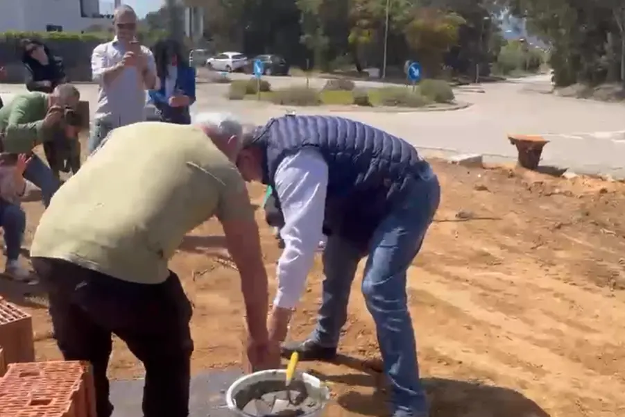 La posa della prima pietra a Tortolì (foto Loi)