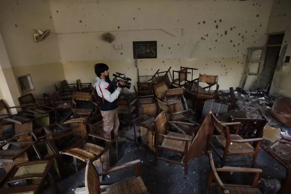 Un'aula della scuola militare di Peshawar dopo l'attentato