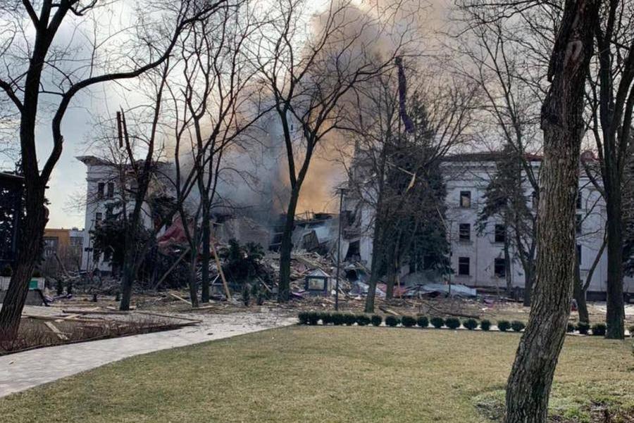 Bombe sui civili nel teatro rifugio a Mariupol, Biden: “Putin è un criminale di guerra”