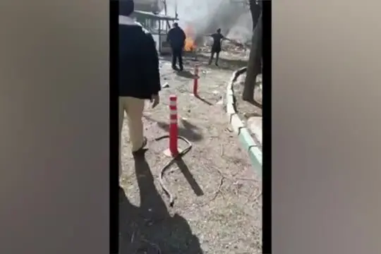 Caos e fumo nelle strade di Teheran dopo attacchi Israele e Usa