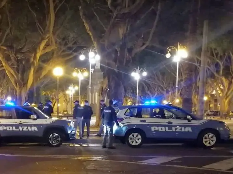 Polizia in piazza del Carmine