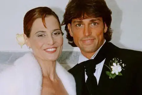 Simona Ventura e Stefano Bettarini il giorno del matrimonio (Ansa)