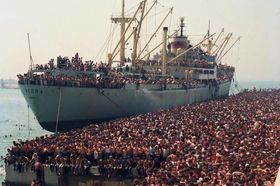 L'arrivo della nave Vlora a Bari (Ansa)