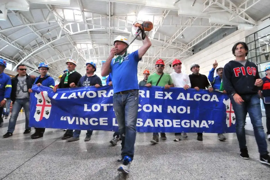 Una protesta degli ex lavoratori dell'Alcoa