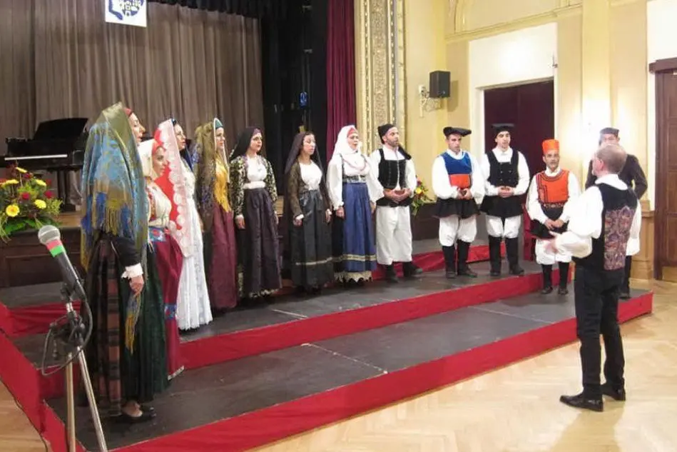 L'esibizione del coro cagliaritano