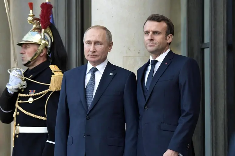 Vladimir Putin ed Emmanuel Macron (foto Ansa)