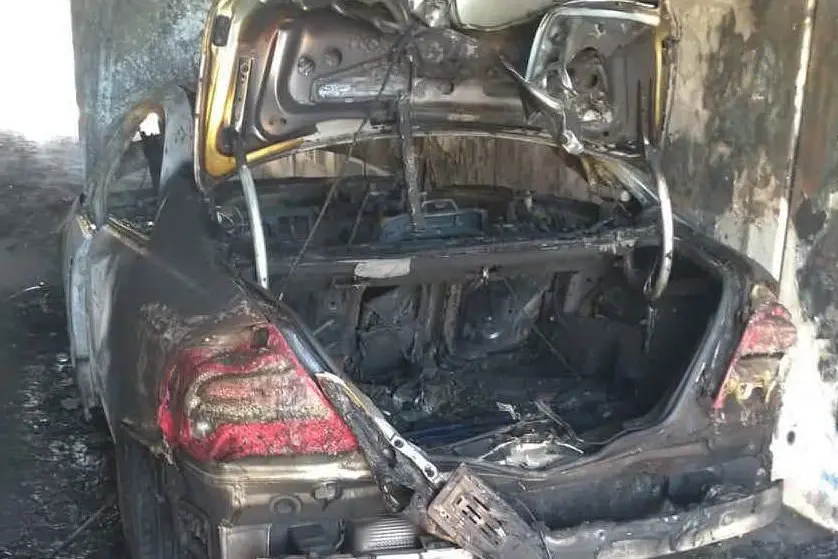 L'auto bruciata (foto L'Unione Sarda - Almiento)