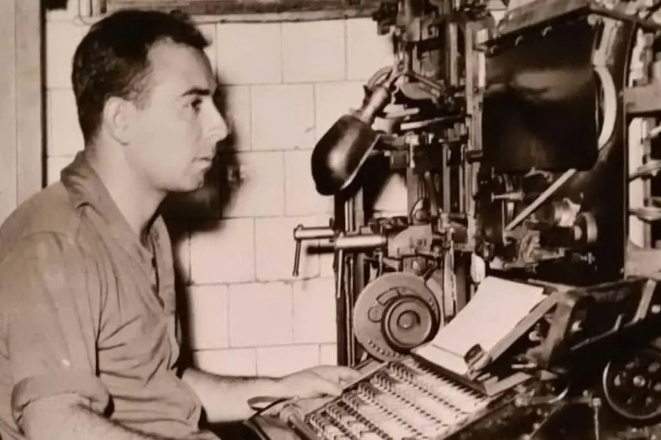 Sergio Rocca alla linotype della tipografia de L'Unione Sarda nel 1953