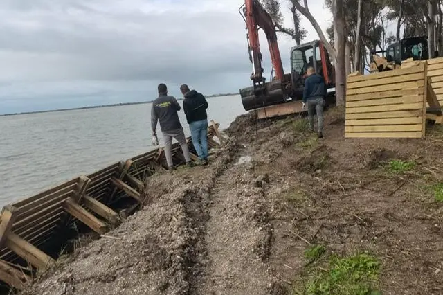 Operai al lavoro (Foto concessa dal Comune)