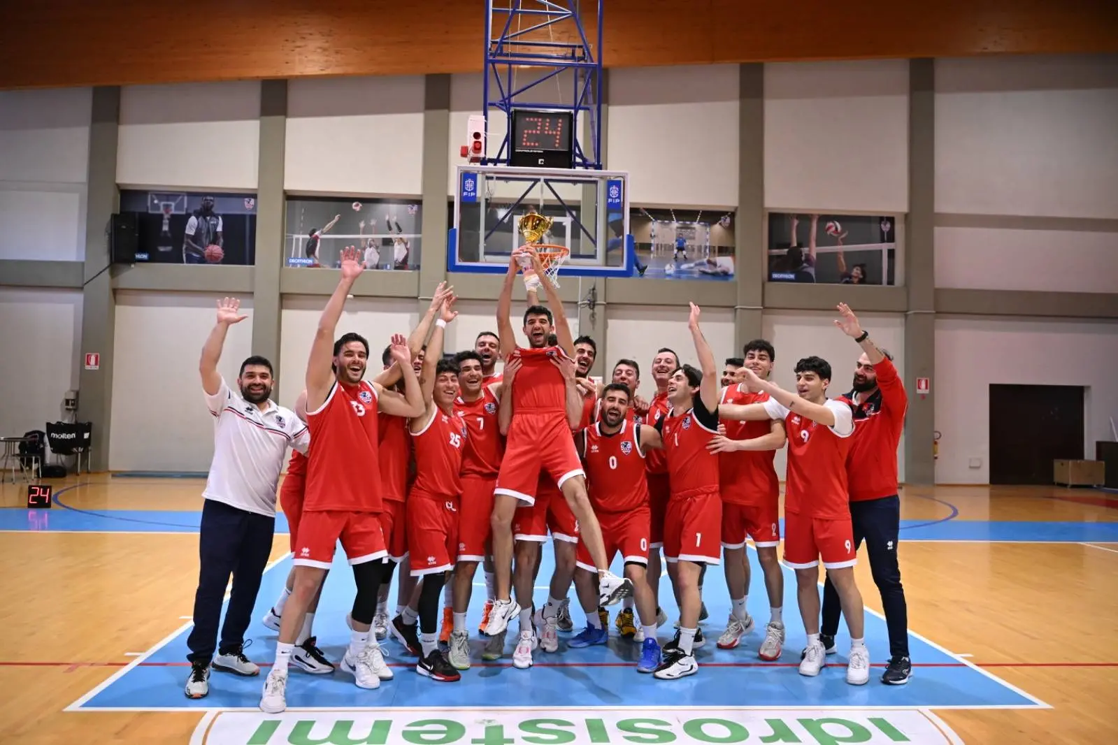 I festeggiamenti del Cus Cagliari al termine della partita di ieri contro la SAP Alghero (foto CUS Cagliari - Katia Boero)