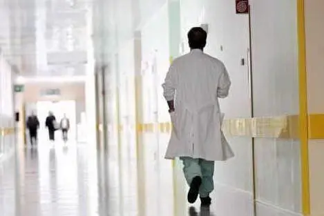 Un medico (Archivio L'Unione Sarda)