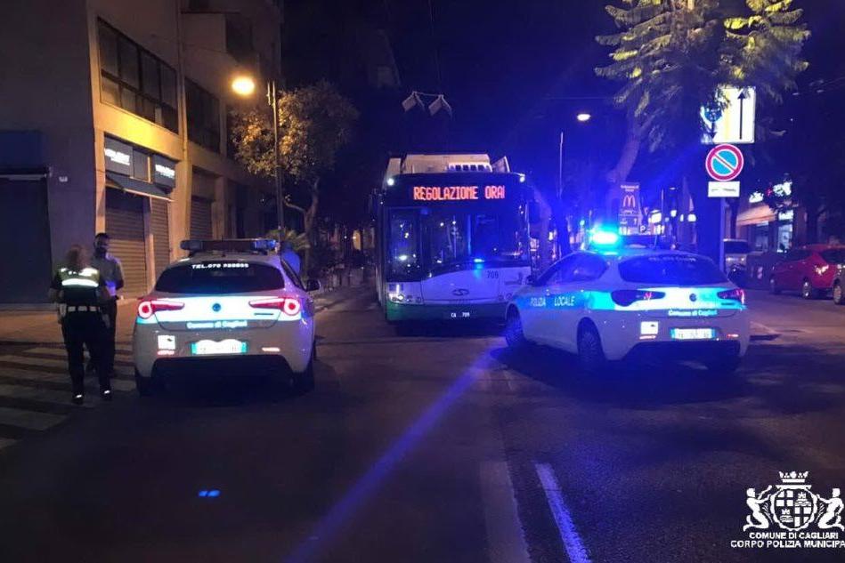 Filobus urta una donna a Cagliari, ambulanza sul posto
