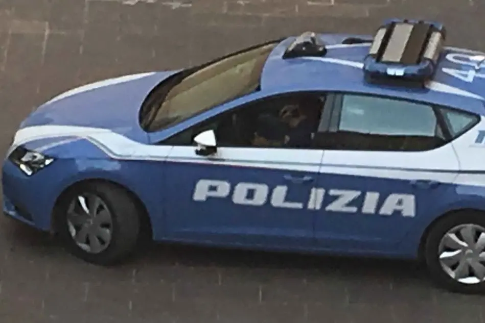 Un'auto della polizia