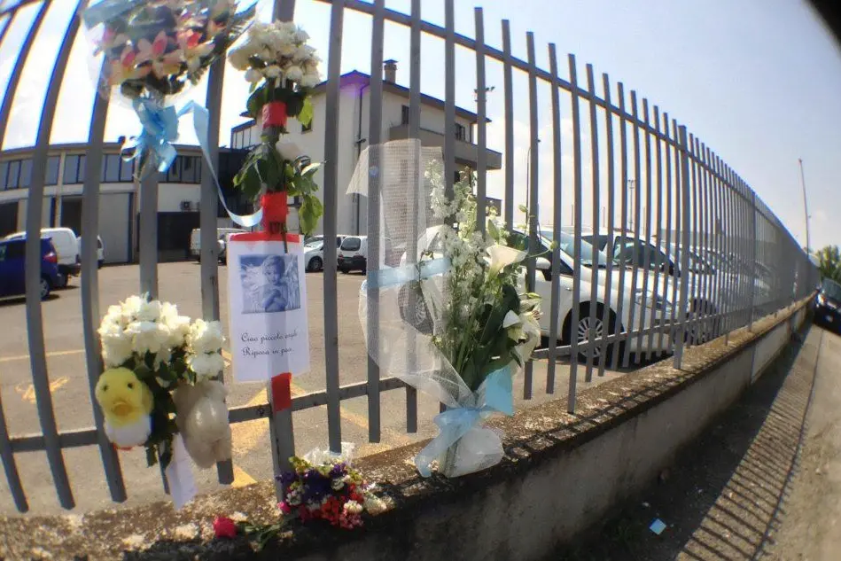 I fiori sul luogo nel quale ieri è morto Luca Albanesi, due anni