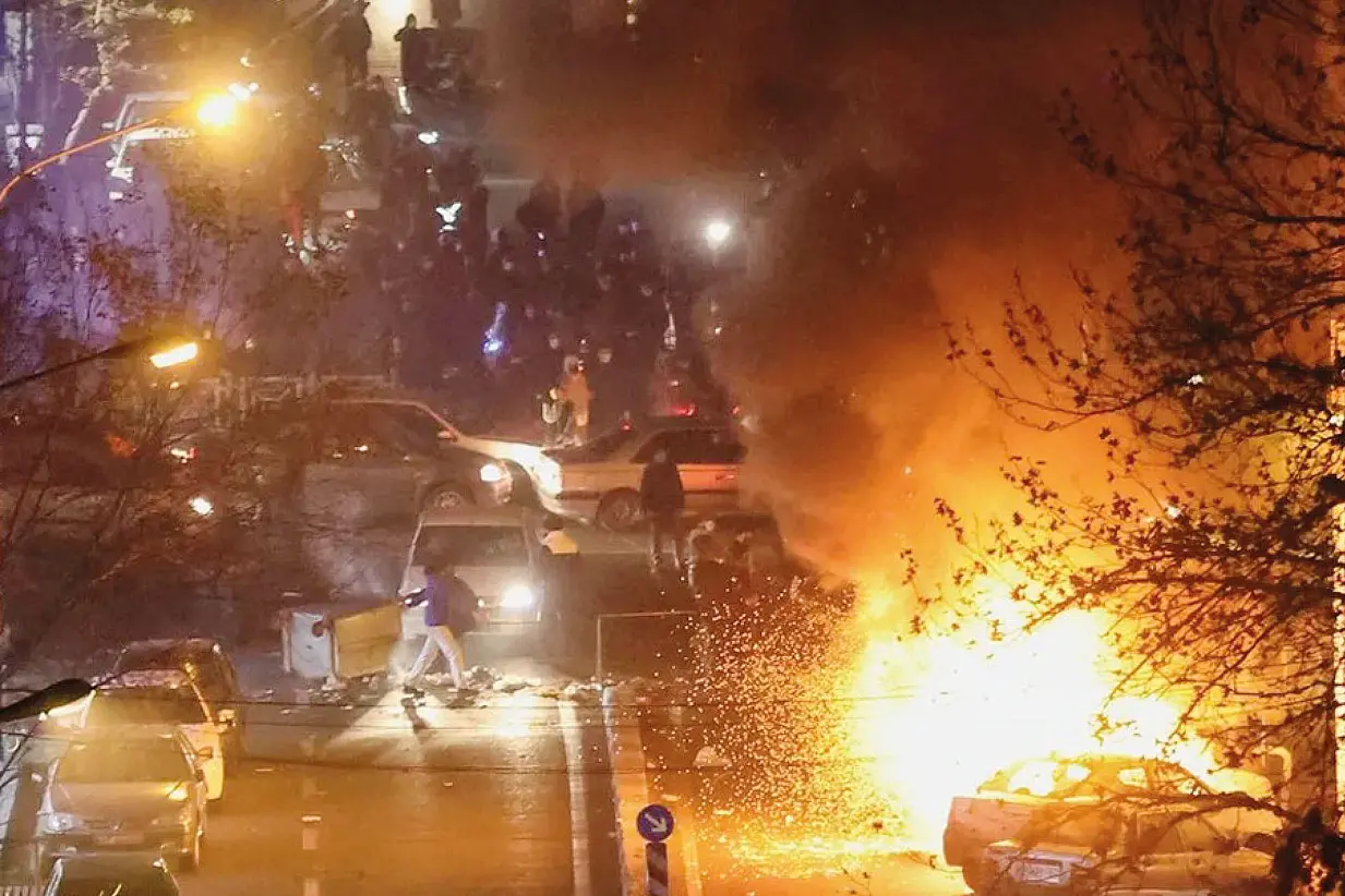 Un incendio durante le proteste a Teheran, 8 gennaio 2026, X/Iran International +++ ATTENZIONE: L'ANSA NON POSSIEDE I DIRITTI DI QUESTA FOTO CHE NON PUO' ESSERE PUBBLICATA SENZA L'AUTORIZZAZIONE DELLA FONTE DI ORIGINE CUI SI RINVIA +++ NPK +++