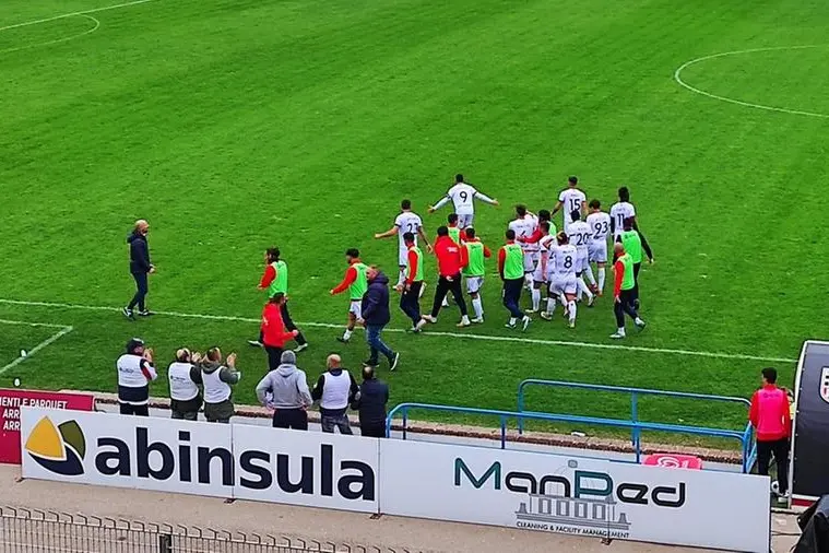 La gioia di Gigi Scotto dopo il secondo gol (foto Giampiero Marras)