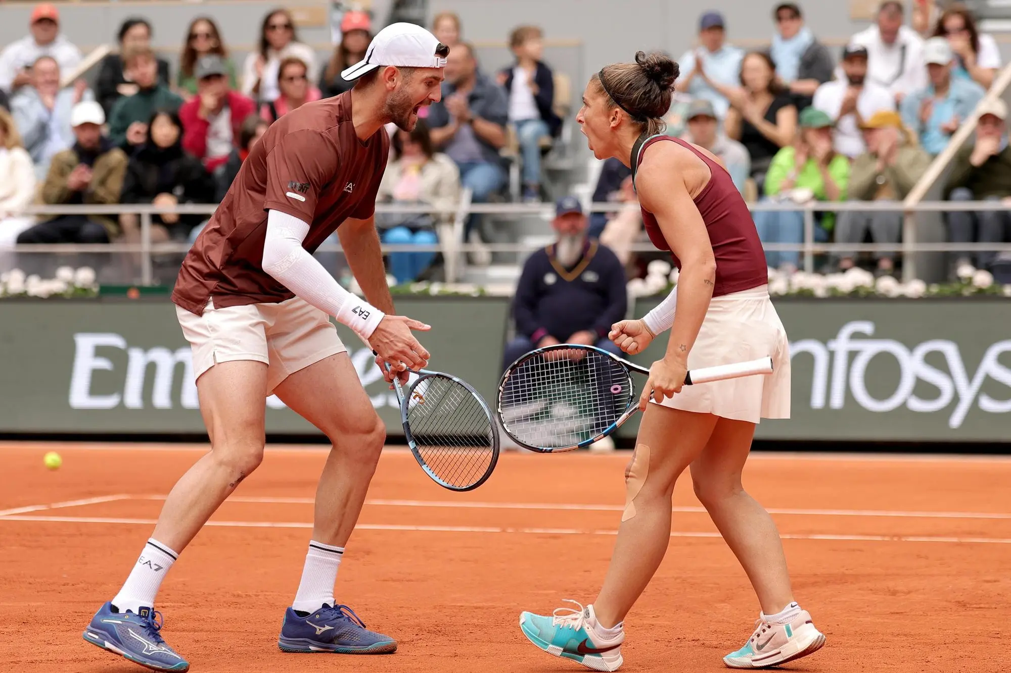 epa12157033 Sara Errani (R) and Andrea Vavassori of Italy celebrate a point during the Mixed Doubles final match against US players Taylor Townsend and Evan King at the French Open Grand Slam tennis tournament at Roland Garros in Paris, France, 06 June 2025. EPA/TERESA SUAREZ