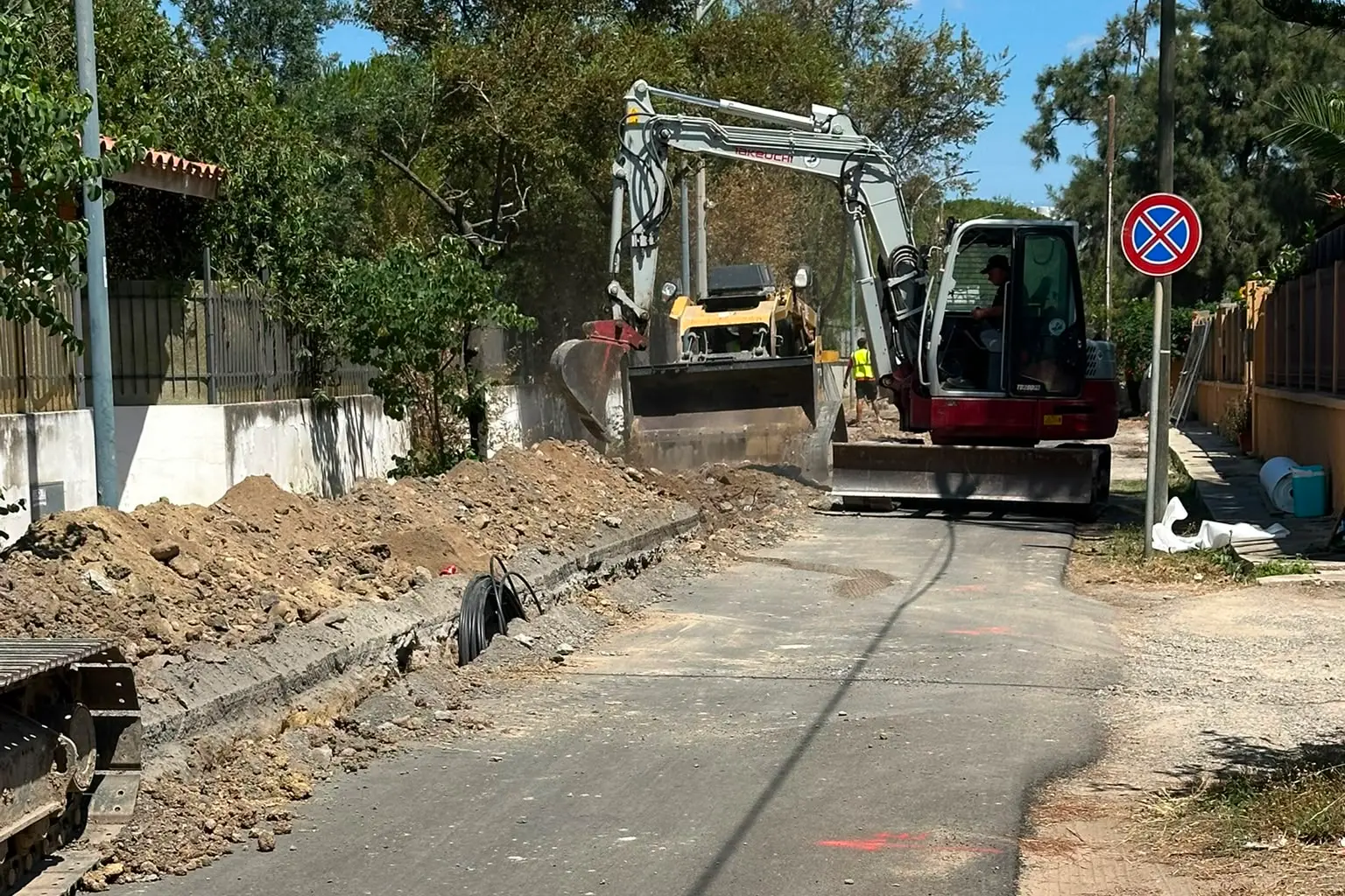 I lavori in via Mar Egeo (foto Daga)