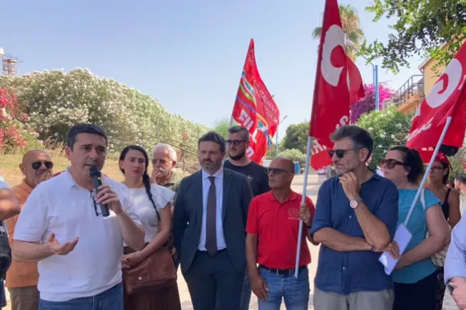 L'assemblea Cgil nel sito di Porto Torres (foto Pala)