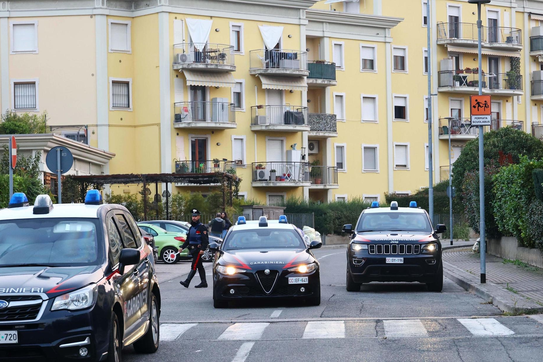I carabinieri stazionano fuori dalla palazzina dove un un uomo si è barricato in casa con il figlio a Roncadelle, nel Bresciano, 6 ottobre 2022. Ansa Filippo Venezia