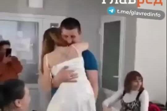 Perde le gambe a causa di una mina: l'emozionante matrimonio dell'infermiera ucraina