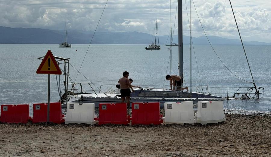 Selfie, tintarella e tuffi dalla barca a vela “spiaggiata” alla Prima