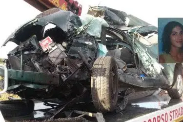 L'auto distrutta e, nel riquadro, Jessica Zirboni