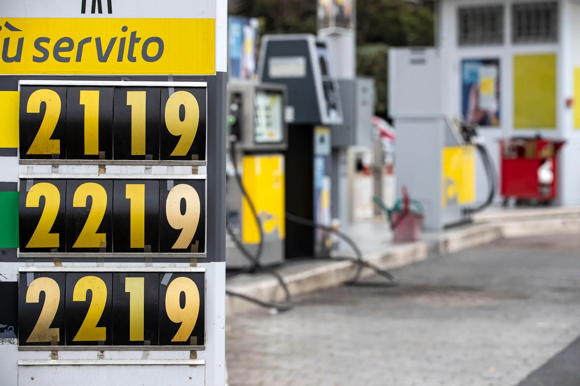 Il prezzo della benzina e del diesel sfonda la soglia dei 2 euro al litro nella maggior parte dei distributori di carburanti, Roma, 07 marzo 2022. ANSA/MASSIMO PERCOSSI