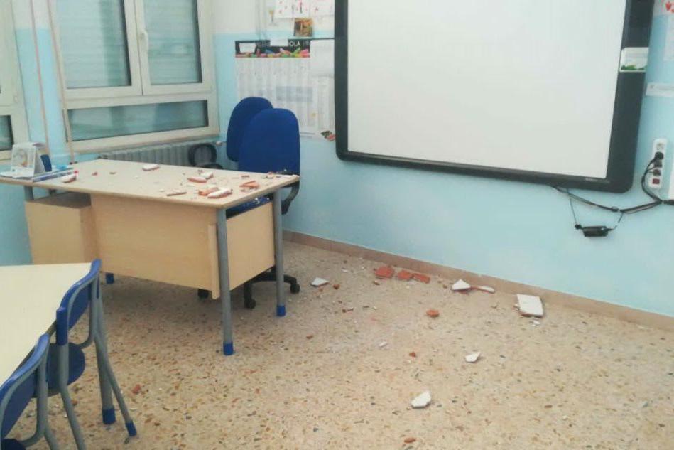 Il crollo in un'aula delle elementari (foto Pintori)
