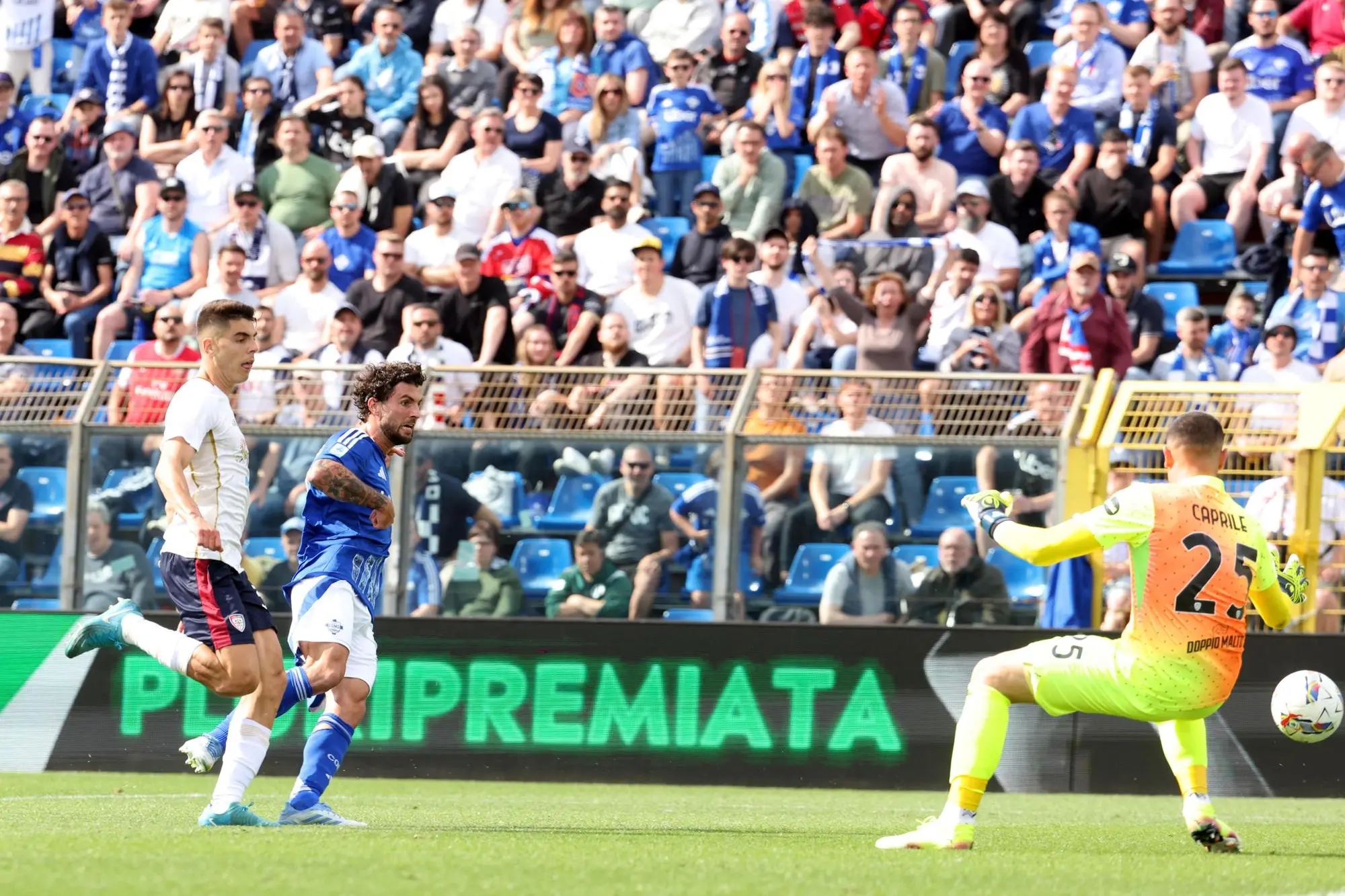 Il gol di Patrick Cutrone che ha chiuso Como-Cagliari (foto Ansa)