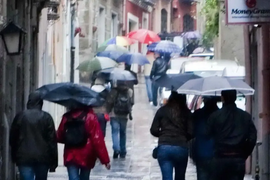 Ombrelli aperti in Sardegna per la giornata di domani