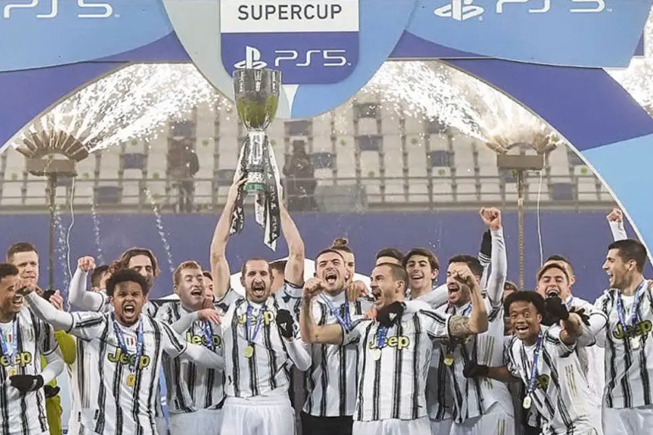 Chiellini alza la coppa (foto Twitter Juventus)