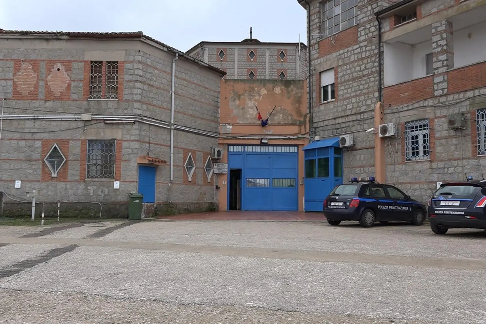 Auto della polizia penitenziaria nel piazzale del carcere di Badu ’e Carros