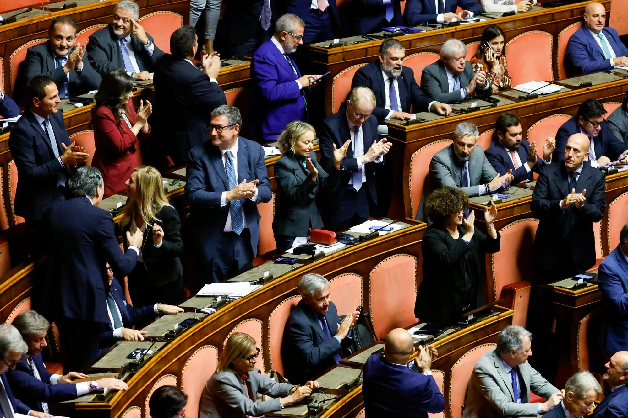 La maggioranza esulta al termine del voto finale sul Ddl sulla maternita’ surrogata, Senato, Roma 16 ottobre 2024. ANSA/FABIO FRUSTACI