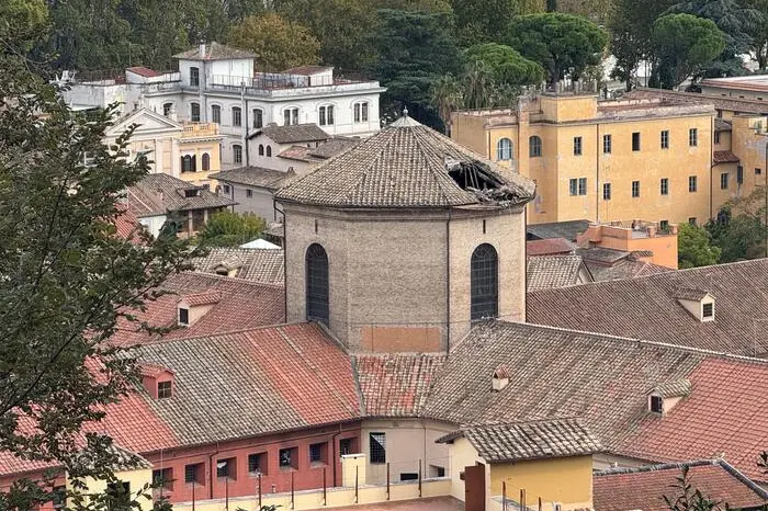 Una porzione del tetto del carcere di Regina Coeli crollato, Roma, 9 ottobre 2025. ANSA/ALESSANDRO SERRANO'