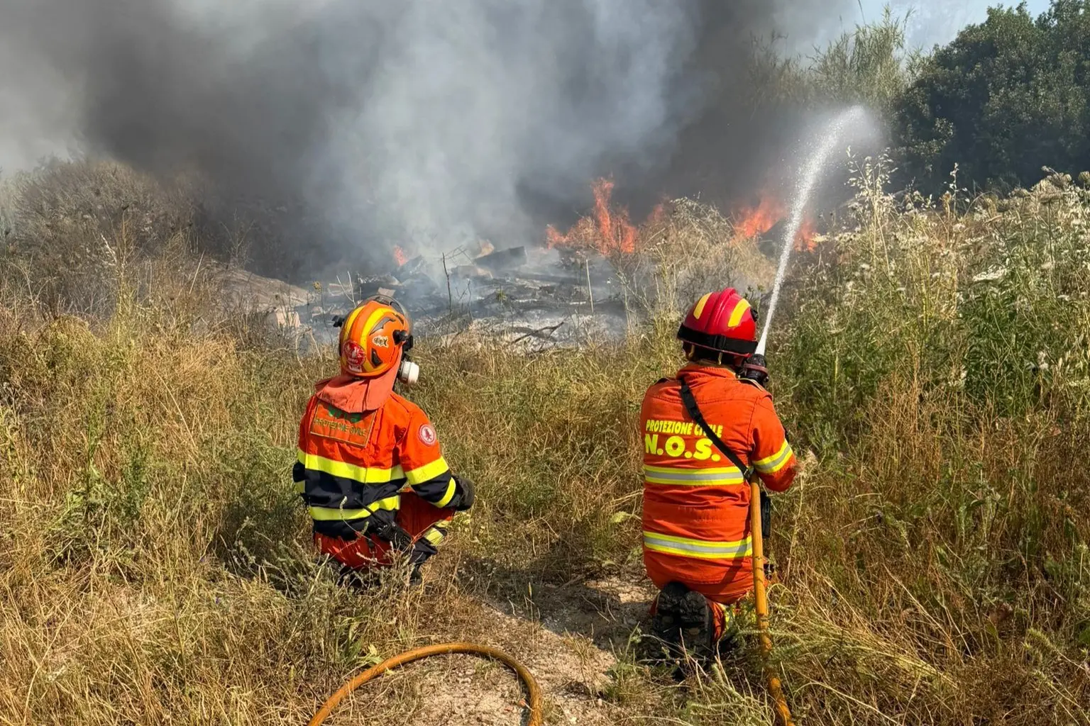 Quartu, incendio vicino alle case nella zona delle ex Fornaci Picci