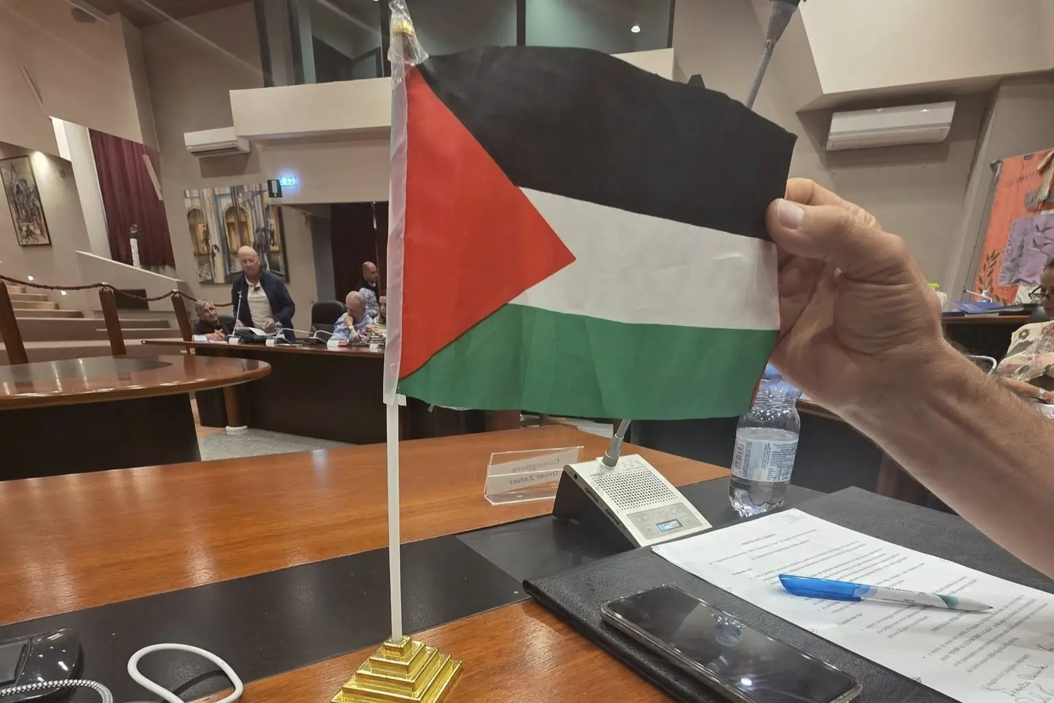 Bandiera della Palestina in consiglio comunale a Selargius