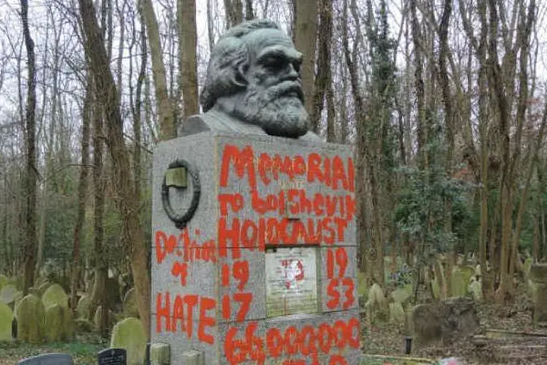 Il monumento vandalizzato (foto Twitter)